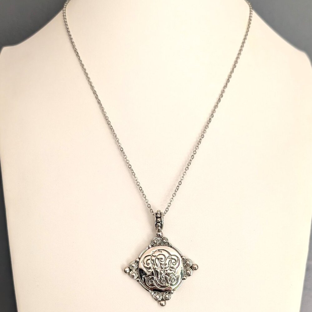 Premier Designs silver tone pendant necklace